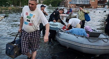 Ukrayna’da patlama nedeniyle taşan baraj binlerce kişiyi yerinden etti