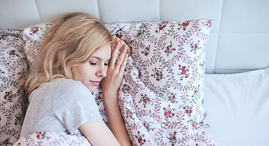  Uyurken sol tarafa yatmak vücudu nasıl etkiliyor? 