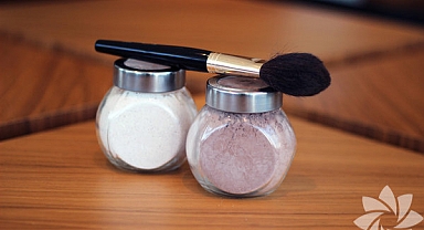 Yağlı saçları anında temiz ve hacimli gösteriyor... İşte doğal kuru şampuan yapımı...