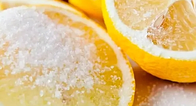 Yapmadan uyumayın! Gece limona tuz serpip yatağınızın yanına koyunca...