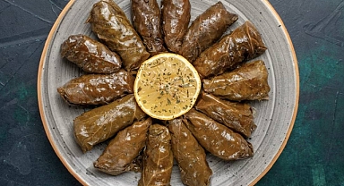 Yaprak sarma yaparken bu hataya düşmeyin! Sarmayı parçalamadan pişirmek için bu ipuçlarını izlemelisiniz...