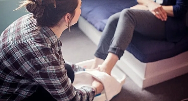 Yaz Aylarında Rahat Rahat Yürüyeceksiniz! Bu Yöntem Topuklarınızı Pamuk Gibi Yapacak!