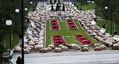 Yüzlerce kişi kanser farkındalığı için soyundu