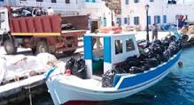 Ağlara takılan plastikleri toplayarak Akdeniz'i temizliyorlar