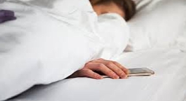 Apple'dan iPhone kullanıcılarına kritik uyarı: Şarj olan bir iPhone'un yanında sakın uyumayın