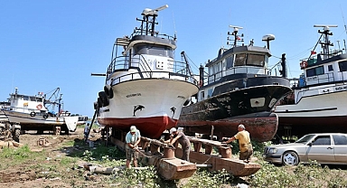 Denizle 1 Eylül'de kavuşacak Karadenizli balıkçılar teknelerine son bakımları yapıyor