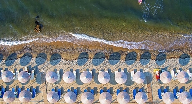 Havlu hareketi’nden şezlong avına: Yunanistan sahillerinde işletmeler geri adım atıyor