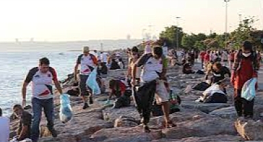 Kadıköy Sahili'nde çevre temizliği yapıldı