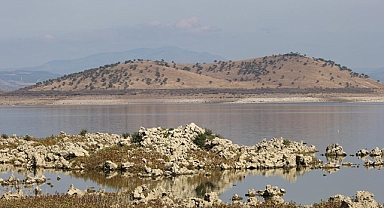 Barajda sular çekilince lav kalıntıları ortaya çıktı