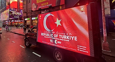 New York'ta, Cumhuriyet'in 100. yılı dolayısıyla Türk bayrağının yer aldığı dijital ilan kamyonları tur attı