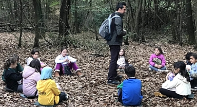 Doğada işlediği derslerle öğrencilerine çevre farkındalığı kazandırıyor