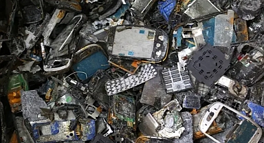 İngiltere'deki gençlerin yarısı Kara Cuma indirimlerinde yeni bir telefon alacak Cep telefonu üretiminin çevresel etkisi nedir?