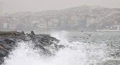 İstanbul Valiliği, kentte beklenen kuvvetli fırtınaya karşı uyardı. Meteoroloji'den yapılan açıklamada da 'turuncu' alarm verdi. İzmir için de fırtına uyarısı geçildi.