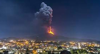 İtalya'da Etna Yanardağı yeniden faaliyete geçti
