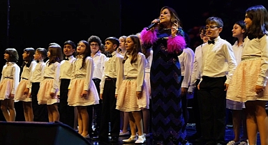 LÖSEV'in 25'inci yıl galasında Nilüfer ve Lösemili çocuklar aynı sahnede