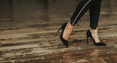 Dünyanın moda başkentinde ayakkabı devrimi: Fransız kadınları neden artık topuklu ayakkabı giymiyor?