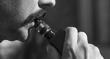 Elektronik sigarada tehlike büyük! Sigara içmeyen de başlıyor, bıraktığı hasar ise...