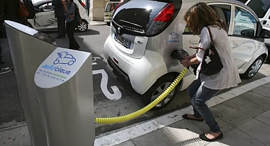Fransa'da dar gelirli aileler için aylık 100 euroya elektrikli araç kampanyası başlıyor