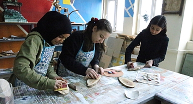 Atık malzemeler öğrencilerin elinde hediyelik ürüne dönüşüyor
