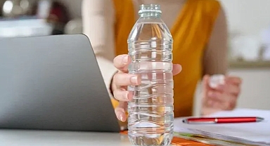 Bilim insanları, bir şişe suyun kansere neden olan nanoplastik içerdiğini açıkladı