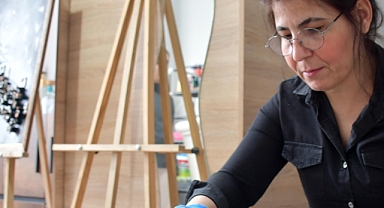 Düzce'de evinin bir bölümünü atölyeye çevirerek, atık malzemelerden tablolar ve dekoratif ürünler yaparak sanatseverlerin beğenisine sunuyor.