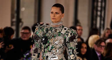 'Paris Haute Couture Haftası' David Rosberry'nin anakart elbisesi ile başladı.