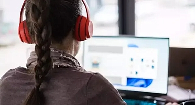 Aslında telefonlarımız uyarıyor! Hepimiz yapıyoruz ama sağırlığa neden oluyor: 2 saatten fazla...