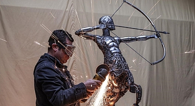 Atık metallerden yaptığı mitolojik heykelin gelirini depremzedelere bağışlayacak