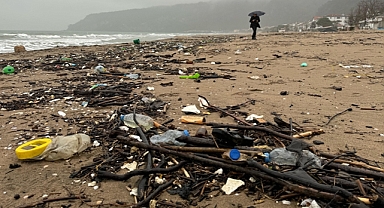Bartın'da sağanakla sürüklenen atıklar İnkumu sahilinde kirliliğe yol açtı