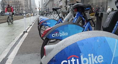 Bu banka kartı, elektrikli yolculuklar da dahil olmak üzere sürdürülebilir satın alımlar için nakit iadesi sunuyor