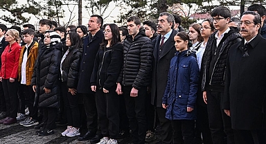 Depremlerde hayatını kaybedenler için okullarda saygı duruşunda bulunuldu