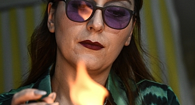 Cam sanatçısı Nermin Taş, evindeki atölyede atık camlardan yaptığı takılarla 5 yılda dünya markası haline geldi.