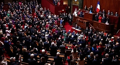 Dünyada bir ilk: Fransa'da kürtaj hakkı anayasal güvence altına alındı