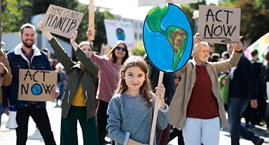 Büyük şirketler, iklim taahhütlerinin yerine getirilmesi yönünde artan çağrılarla karşı karşıya