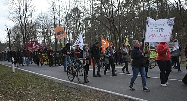 Almanya'da protestoculardan Tesla binasına baskın!