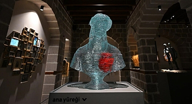 Anneliğin sanat eserleriyle ve tarihi eşyalarla yorumlandığı 