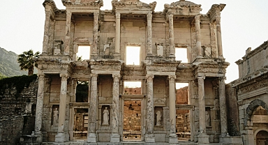 Efes Antik Kenti'nde yıldızlar altında tarih yolculuğu başladı