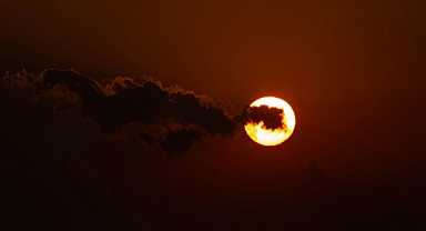 Güneş'te Üst Üste Güneş Patlamaları Yaşanıyor: 3 Ülkede Radyo Dalgaları Kesintiye Uğradı!
