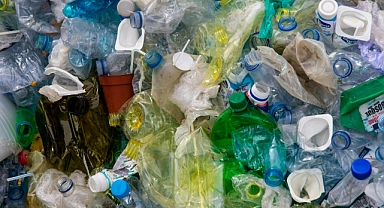 Plastik Kullanımının Çifte Tehlikesi: Kirlilik ve Karbon Emisyonları