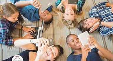 Telefon bağımlılığı farklı bir boyuta evrildi! Z kuşağı 4 gençten 1’i gelen telefonlara cevap vermiyor!