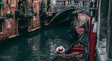 Venedik, günübirlik ziyaretçilerden aldığı giriş ücretinden 700 bin avrodan fazla gelir elde etti