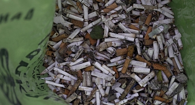 Yerlere atılan sigara izmaritleri çevreyi görünenin ötesinde kirletiyor