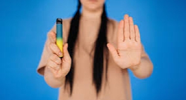 E-sigaralar, içeriğini bilmediğimiz kimyasalların dışarıya çıkmasına sebep oluyor! Henüz bilinmeyen akciğer komplikasyonlarına sebep olabilir!