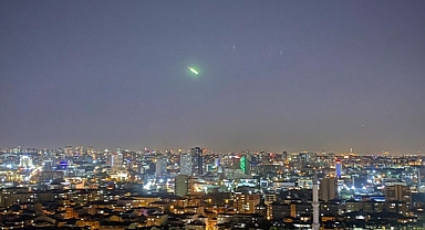 Gökyüzünden süzülen ışık kümesi uzay çöpü olabilir