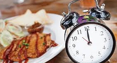 Bu saatlerde yemek yemek zayıflatıyor! Metabolizmayı hızlandırıp yağları yakıyor...