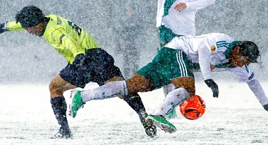 Dünyanın en popüler sporu, artan emisyonlar ve iklim konusunda atılan adımların yetersizliği nedeniyle inceleme altına alınıyor.