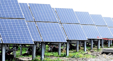 Kurak alanlara kurulan GES'lerin bitki örtüsü verimliliğini yüzde 137 artırdığı belirlendi