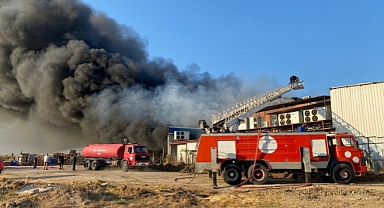 Antalya'da iki depoda çıkan yangın söndürülmeye çalışılıyor