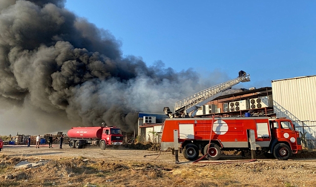 Antalya'da iki depoda çıkan yangın söndürülmeye çalışılıyor