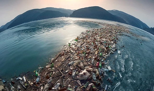 Pasifik Okyanusu’nda Büyüyen Tehdit: Plastik Atıklar İnsan Sağlığını da Tehlikeye Atıyor
